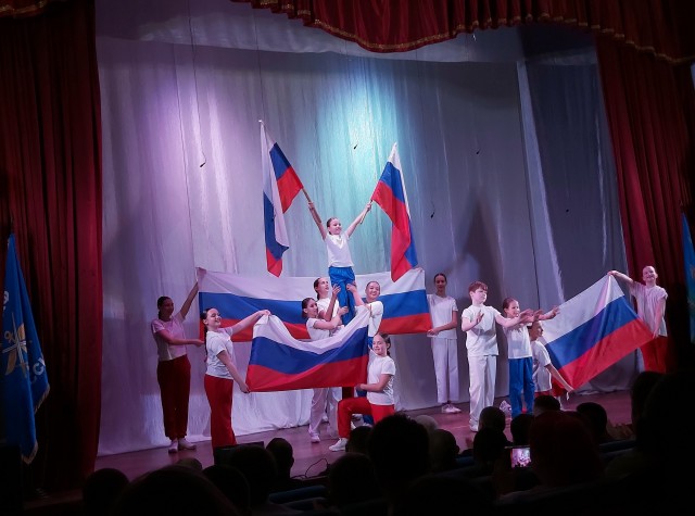 Мурманских школьников торжественно наградили медалями в честь 80-летия Победы