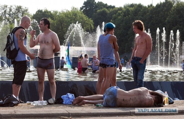 Рюмка водки на столе