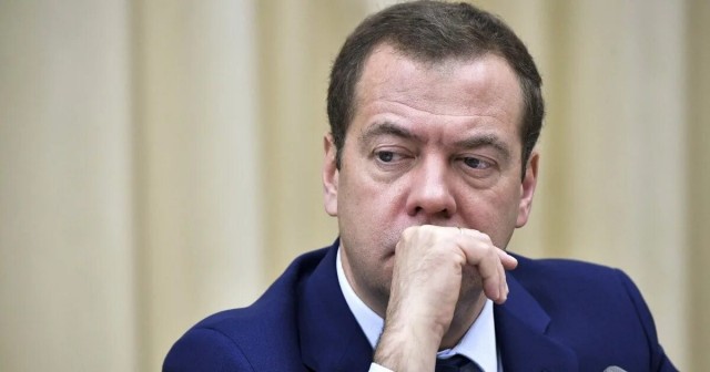 Медведев: Живущие в Европе россияне жалуются на очереди