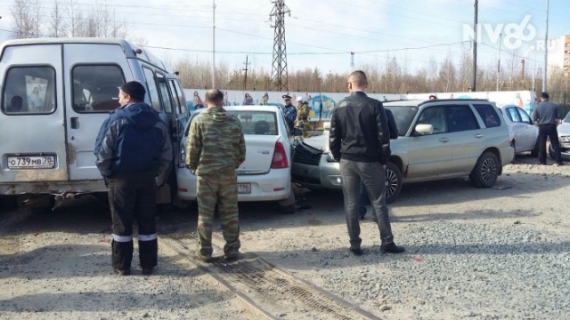 Перепутавшая педали женщина, "собрала" пять машин на парковке ТЦ