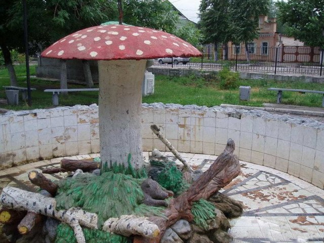 18 странных скульптур на детских площадках, которые невозможно забыть