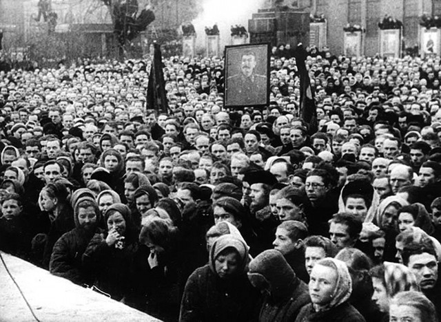 13 500 алых цветов возложено к могиле Сталина в Москве