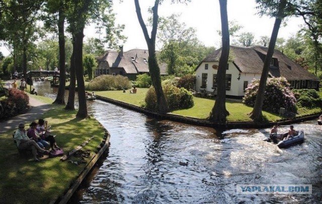 В этой деревне нет привычных дорог