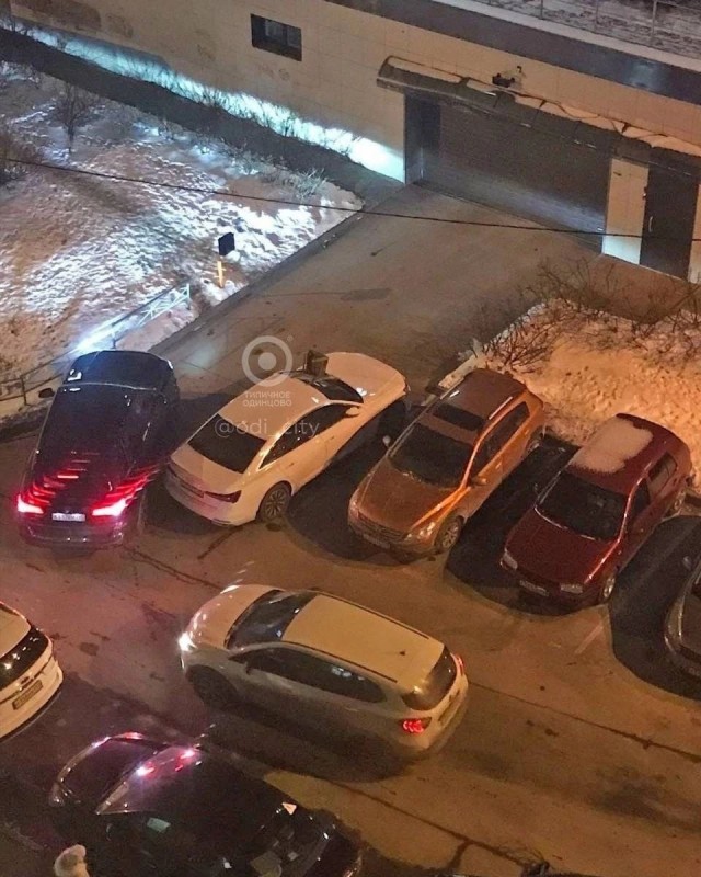 В Москве женщине скинули стул на лобовое стекло машины за то, что она загораживала проезд жильцам