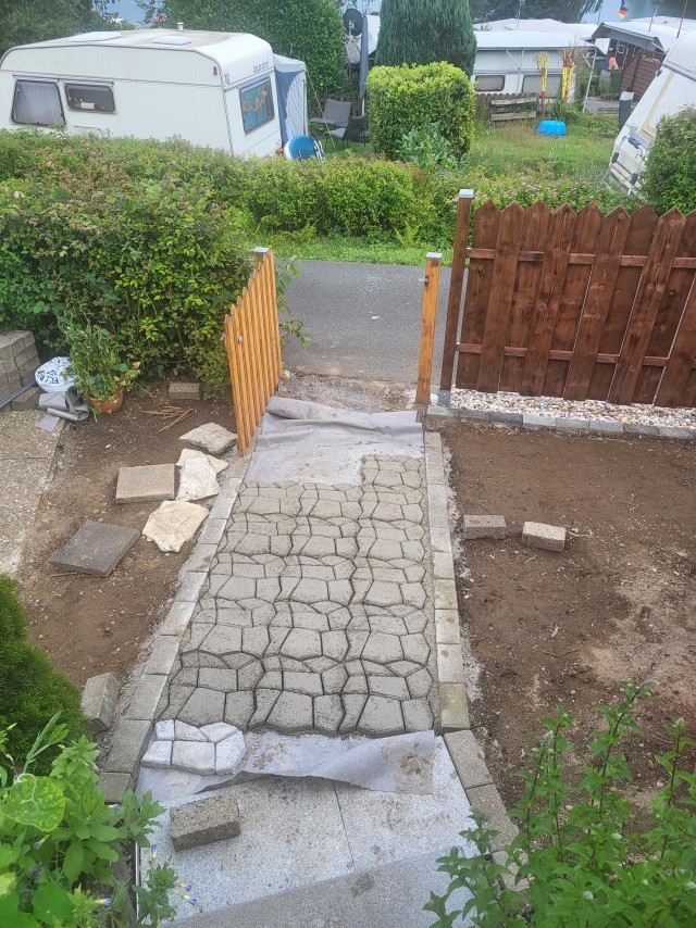 Забор и дорожка на даче