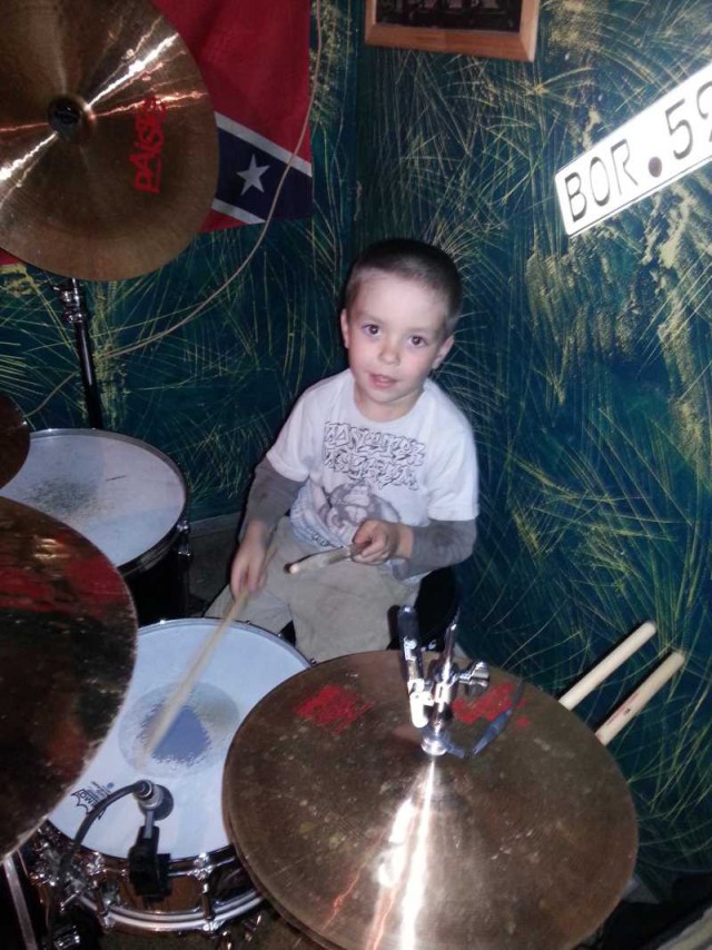 Дети играют Metallica