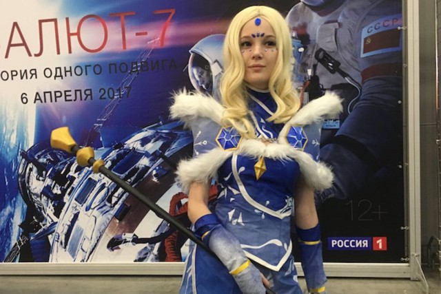 Девушки участницы выставки "Игромир" в Москве
