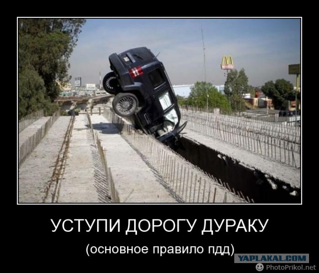 В США Tesla влетела в отбойник, после чего её разорвало на части
