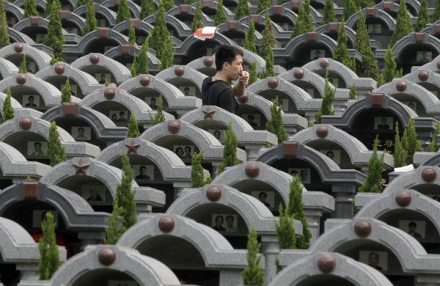 В Китае начали уничтожать гробы и запрещать похороны