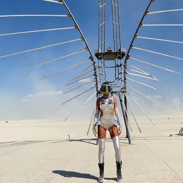 Девушки фестиваля Burning Man-2019
