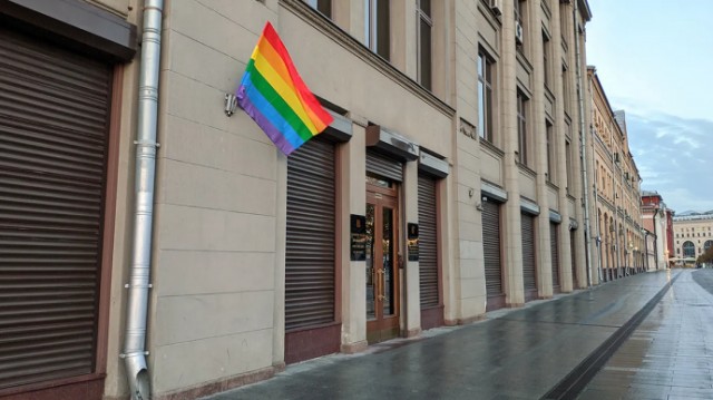 Двое голых мужчин в окнах правительства Удмуртии