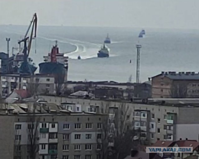 ⚡️ Выгрузка оружия и боеприпасов с захваченных украинских кораблей в Бердянске