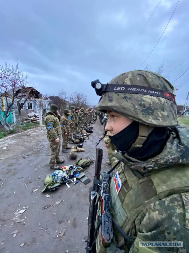 Сдача членов ВСУ в Мариуполе. Есть и женщины.