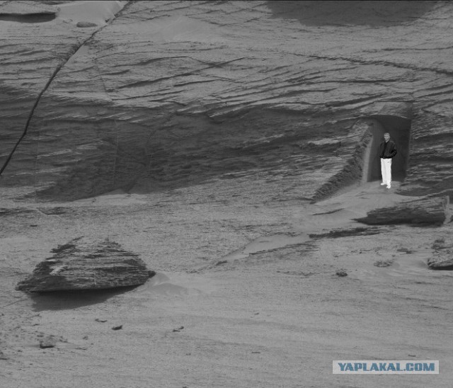 Марсоход Curiosity сфотографировал похожий на рукотворный «вход» в скалу