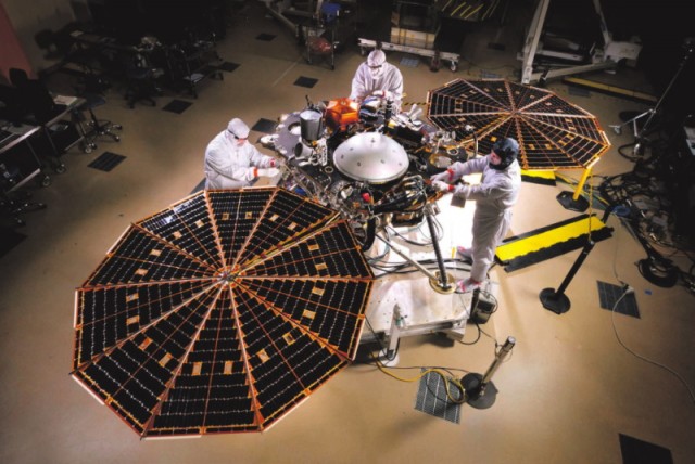 Марсоход InSight прислал «прощальное» селфи — у него заканчивается энергия