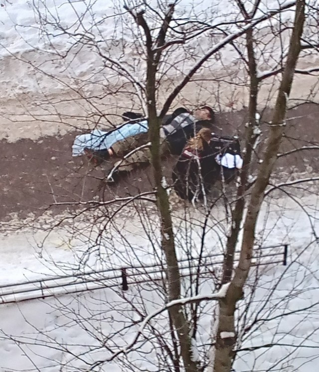 Утро, просыпаюсь - под окнами труп