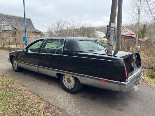 В Москве за 1,9 млн рублей продается рамный седан Cadillac Fleetwood 1994 года выпуска