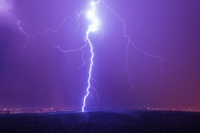 Удар молнии на расстоянии в несколько метров