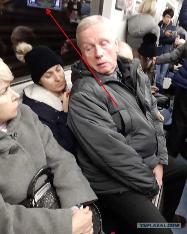 В Санкт-Петербурге девушка заняла место для пожилых и инвалидов в вагоне метро