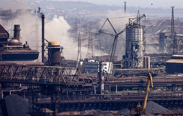 Минобороны сообщило о прекращении боевых действий для выхода гражданских из "Азовстали"