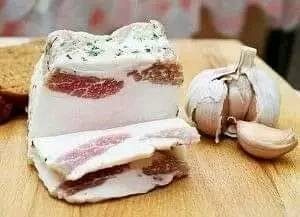 Кусочек сала с чесноком на ржаном хлебе