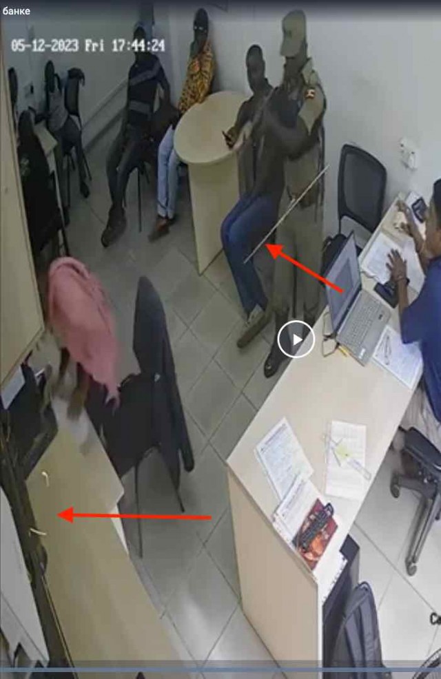 В Уганде полицейский расстрелял менеджера в банке