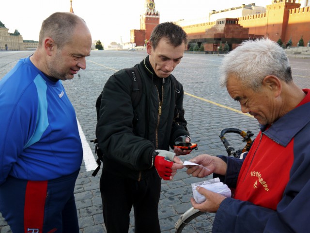 Велосипедист из Китая в Москве