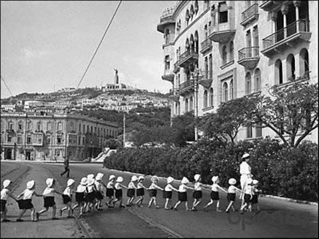 Советский детсад на прогулке