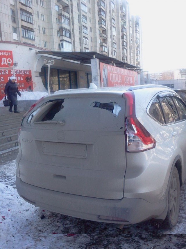 "Народные мстители": в Екатеринбурге у иномарки, припаркованной на тротуаре, разбили стёкла