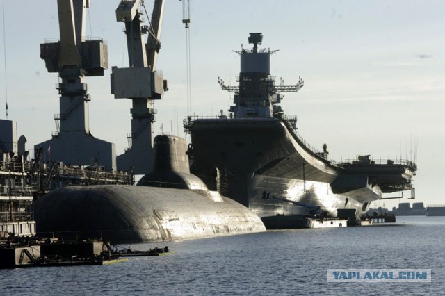 Атомный подводный ракетоносный крейсер "Воронеж" пришел на помощь катеру во время шторма