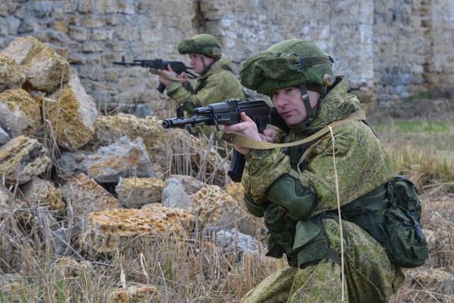В Крым перебросили 2500 десантников