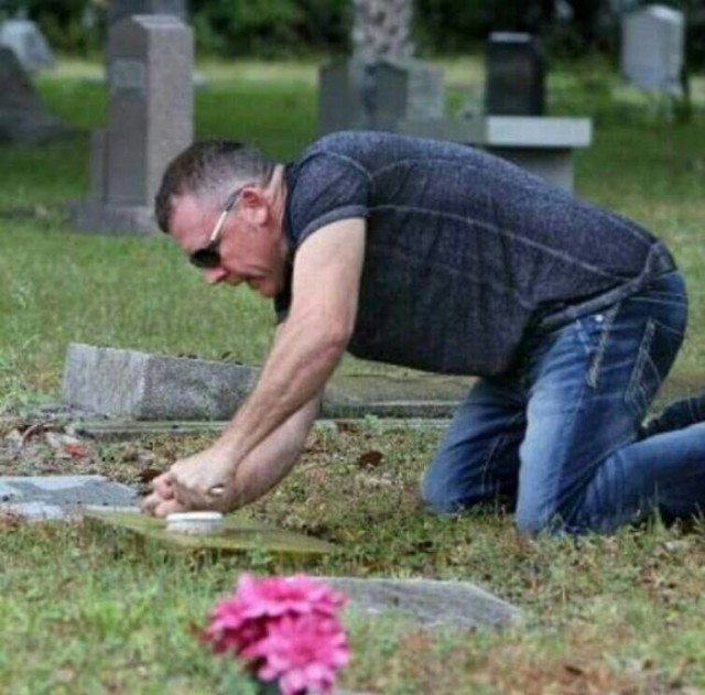 Эндрю Ламиш проводит каждое воскресенье, очищая забытые надгробия ветеранов.