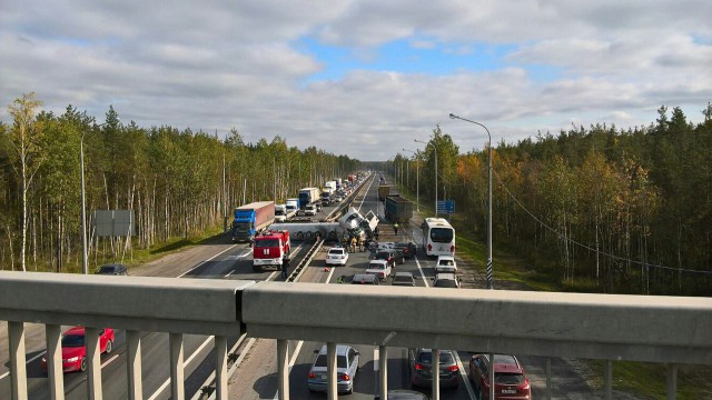 Молоковоз опрокинулся на Мурманском шоссе на развязке в Кировск