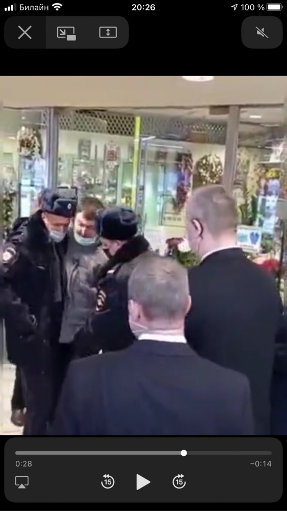 Полиция и охрана скрутили москвича без маски в ТЦ «Станем друзьями»