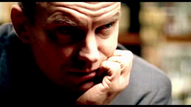 Стинг слушает кавер на песню Every breath you take
