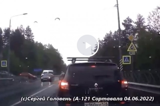 Перекинул через отбойник