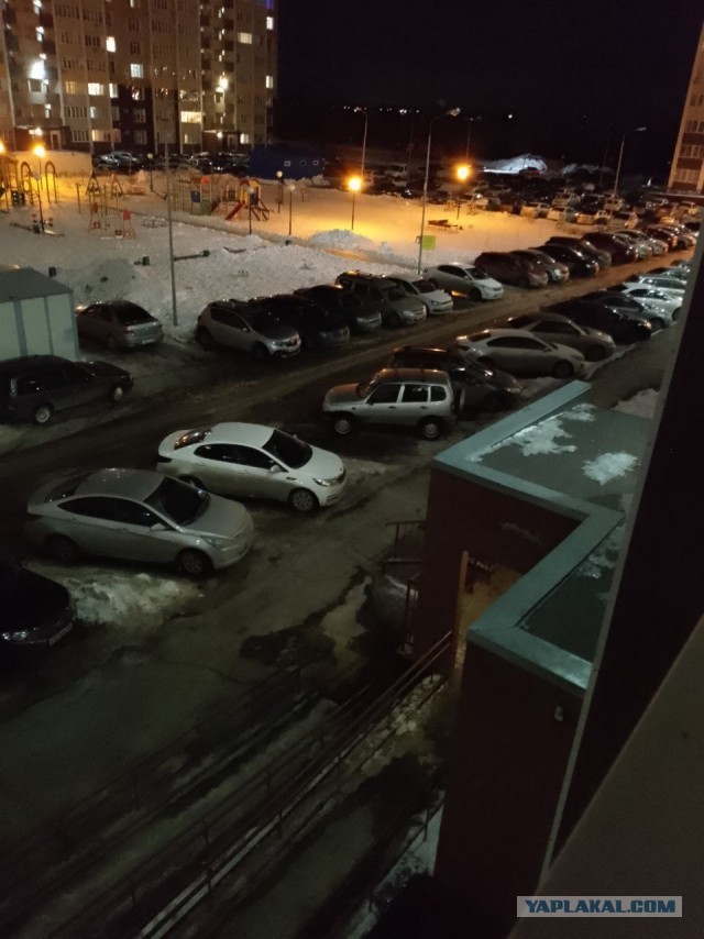 Чтобы не ставил машину у подъезда, есть решение, меткость и кусок льда