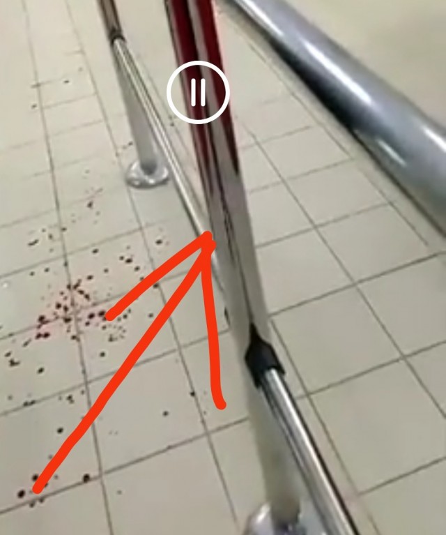 В Воронеже в магазине «Центрторг» мужик начал крыть матом кассиров, но заступился постоянный покупатель.
