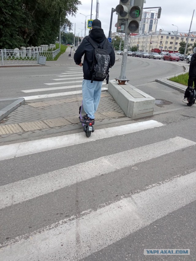 В Москве начали штрафовать самокатчиков за нарушение ПДД