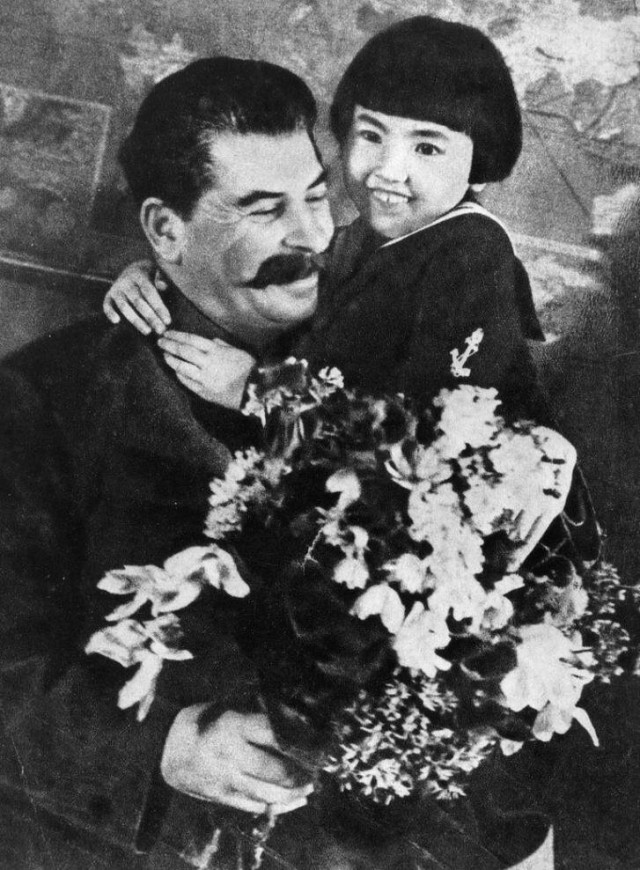 Куда пропала самая смелая девочка СССР,которая поцеловала Сталина.