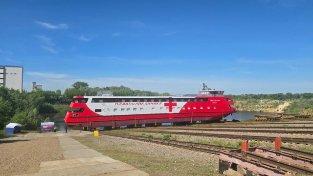 Спущена на воду плавучая поликлиника «Святитель Лука»