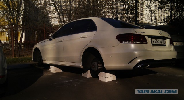 В торговом центре Екатеринбурга неизвестные сняли колеса с рекламной машины и оставили стоять её на кирпичах