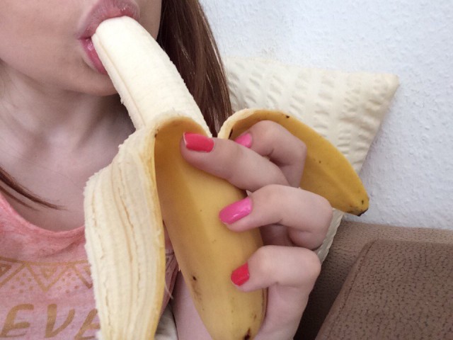 Девушки так любят фрукты, особенно бананы! Пост 16+