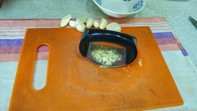 Холодает, пора нагуливать жирок. Солю сало