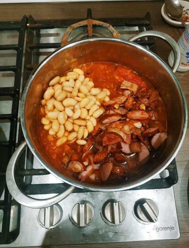 Томатный суп с колбаской и беконом