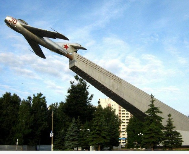 Советские монументы и уличные памятники