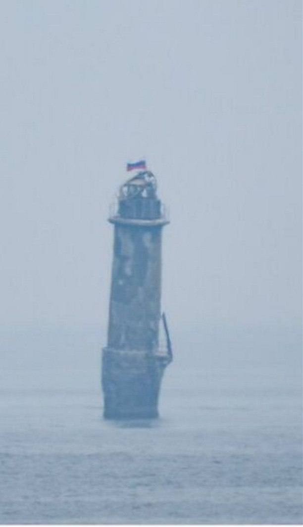 Неизвестные смельчаки установили Российский флаг на маяке острова Сигнальный