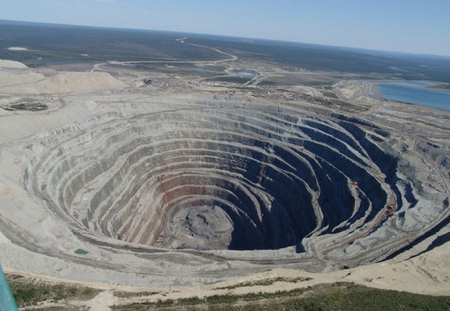 10 огромных ям