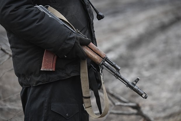 Военный ночью зашел в магазин за пивом с автоматом и попал под суд