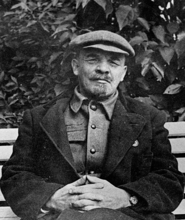 В Эстонии полицейские заставили водителей снять с машин наклейки «Я русский»